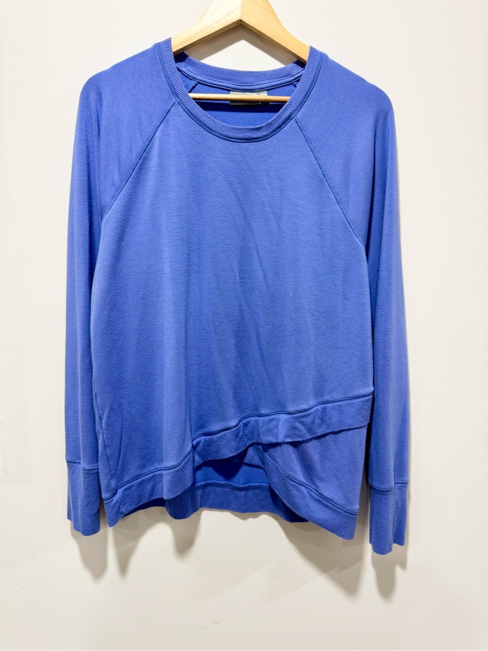 Athleta Criss Cross‎ Front Raglan Sweatshirt Periwinkle Blue Athleisure L